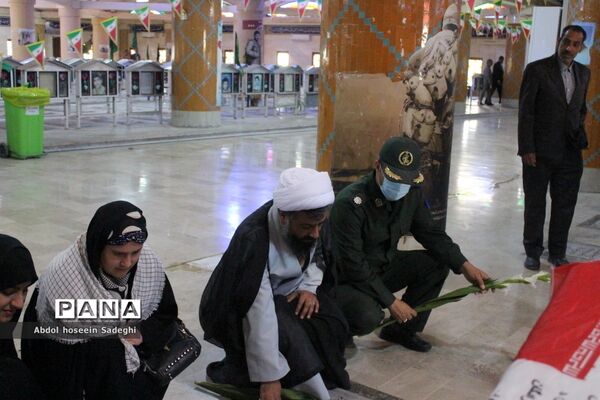 عطر افشانی مزار مطهر شهدا به‌مناسبت هفته معلم در بوشهر