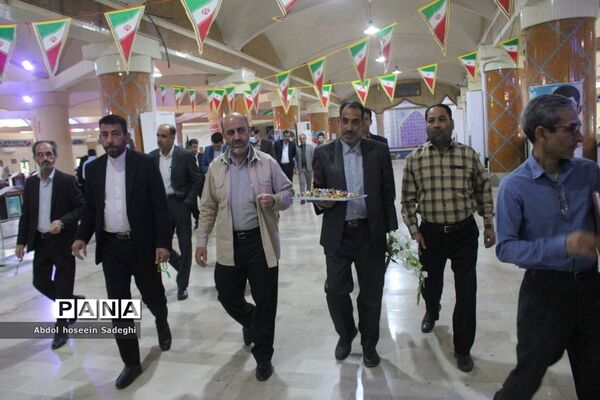 عطر افشانی مزار مطهر شهدا به‌مناسبت هفته معلم در بوشهر