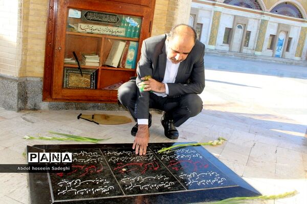 عطر افشانی مزار مطهر شهدا به‌مناسبت هفته معلم در بوشهر