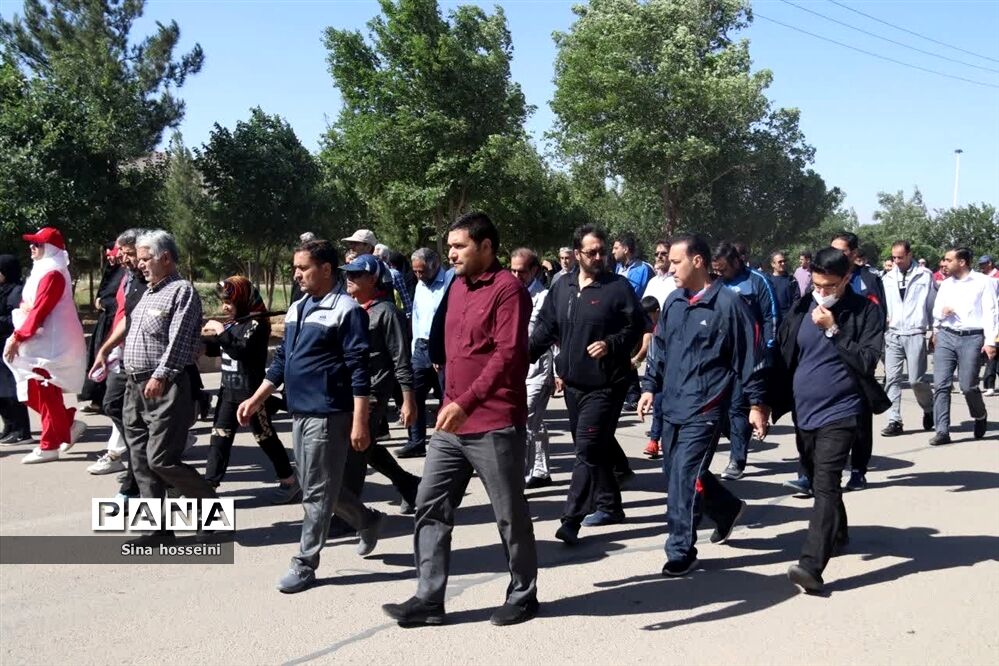 برگزاری همایش پیاده‌روی خانوادگی فرهنگیان در یزد