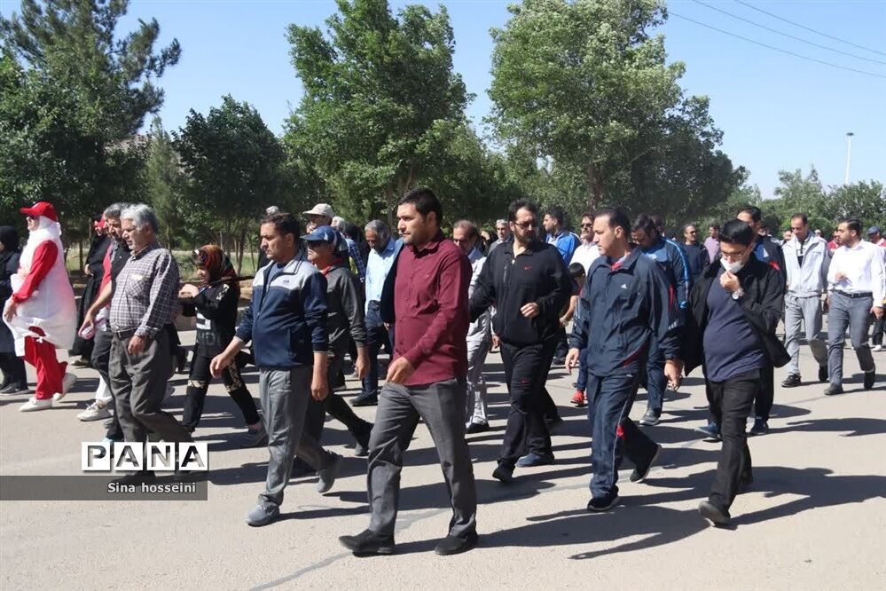 برگزاری همایش پیاده‌روی خانوادگی فرهنگیان در یزد