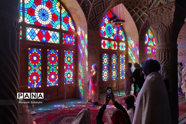 بازدید گردشگران و عموم مردم از مسجد نصیرالملک در روز شیراز