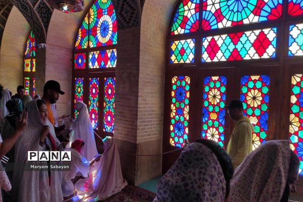 بازدید گردشگران و عموم مردم از مسجد نصیرالملک در روز شیراز