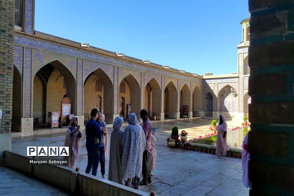 بازدید گردشگران و عموم مردم از مسجد نصیرالملک در روز شیراز