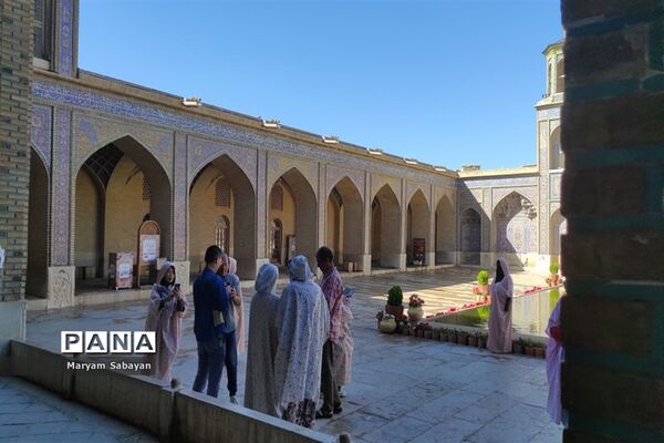 بازدید گردشگران و عموم مردم از مسجد نصیرالملک در روز شیراز