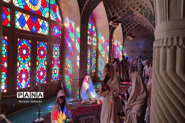 بازدید گردشگران و عموم مردم از مسجد نصیرالملک در روز شیراز