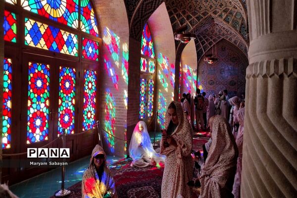 بازدید گردشگران و عموم مردم از مسجد نصیرالملک در روز شیراز