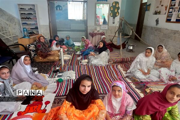 برپایی نمایشگاه طرح جابربن حیان دانش‌آموزان مدرسه عشایری مباشری خاتم