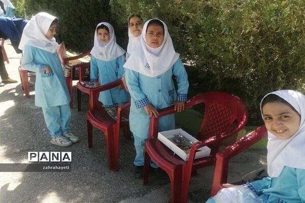 راه اندازی بازارچه دانش‌آموزی به‌مناسبت هفته معلم در دبستان شاهد ابرکوه