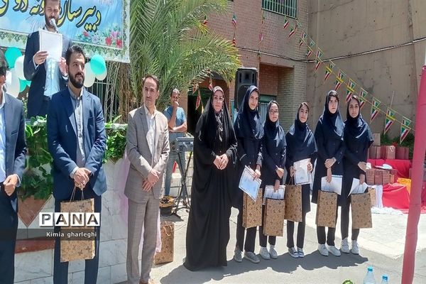 آیین تجلیل از برگزیدگان آموزشی و پرورشی دبیرستان نمونه دولتی ارشاد