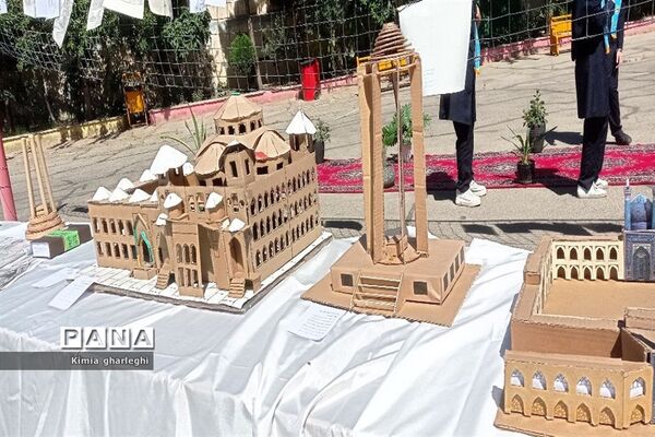 آیین تجلیل از برگزیدگان آموزشی و پرورشی دبیرستان نمونه دولتی ارشاد