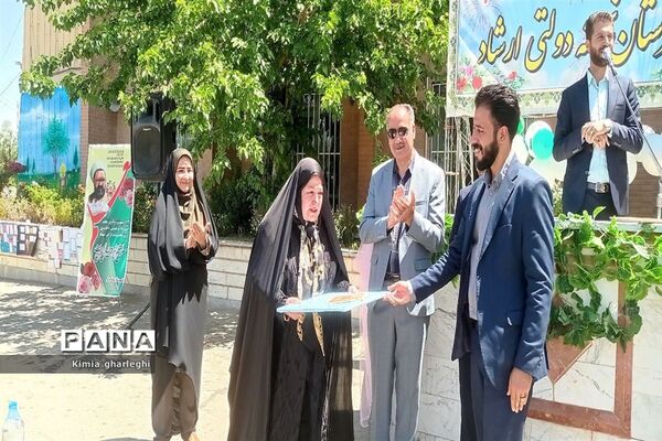 آیین تجلیل از برگزیدگان آموزشی و پرورشی دبیرستان نمونه دولتی ارشاد