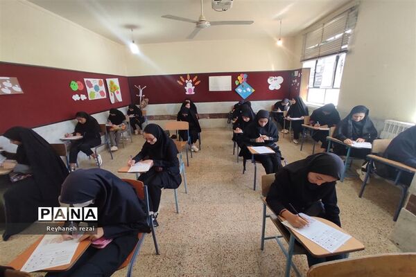 خروش دانش‌آموزان به حمایت از سخنان رهبری با حضور در مسابقات لیگ جت در سرچهان
