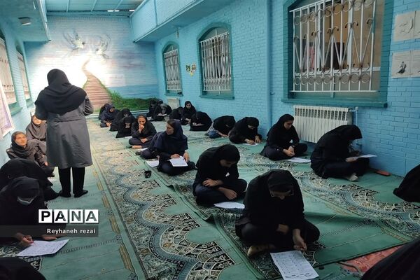 خروش دانش‌آموزان به حمایت از سخنان رهبری با حضور در مسابقات لیگ جت در سرچهان