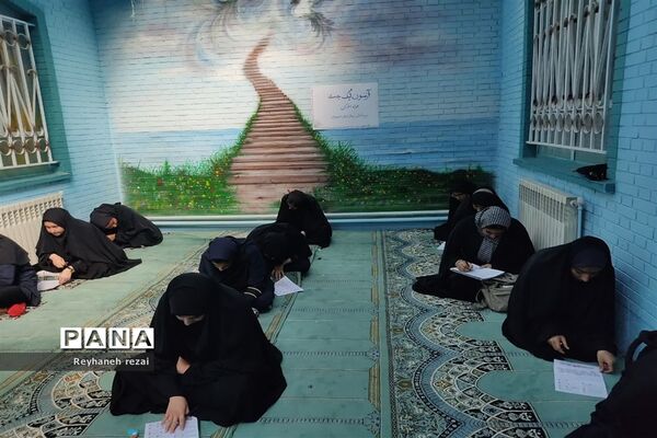 خروش دانش‌آموزان به حمایت از سخنان رهبری با حضور در مسابقات لیگ جت در سرچهان