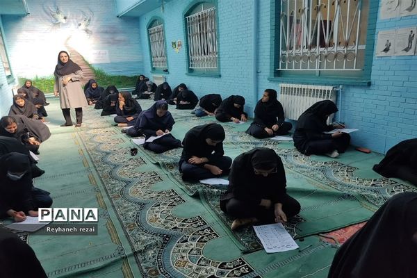 خروش دانش‌آموزان به حمایت از سخنان رهبری با حضور در مسابقات لیگ جت در سرچهان