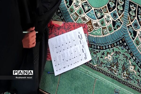 خروش دانش‌آموزان به حمایت از سخنان رهبری با حضور در مسابقات لیگ جت در سرچهان