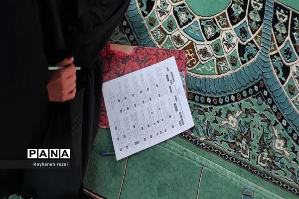 خروش دانش‌آموزان به حمایت از سخنان رهبری با حضور در مسابقات لیگ جت در سرچهان