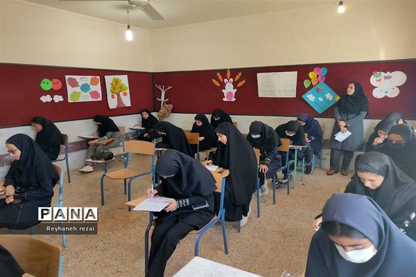 خروش دانش‌آموزان به حمایت از سخنان رهبری با حضور در مسابقات لیگ جت در سرچهان