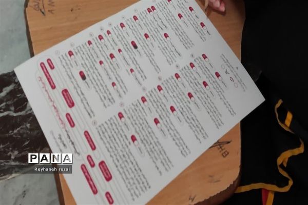 خروش دانش‌آموزان به حمایت از سخنان رهبری با حضور در مسابقات لیگ جت در سرچهان