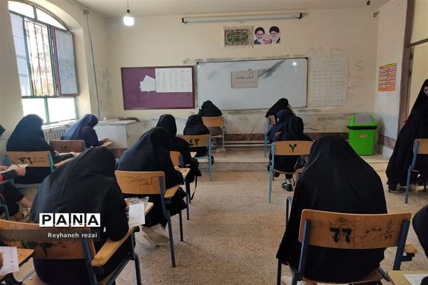 خروش دانش‌آموزان به حمایت از سخنان رهبری با حضور در مسابقات لیگ جت در سرچهان