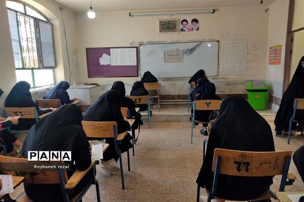 خروش دانش‌آموزان به حمایت از سخنان رهبری با حضور در مسابقات لیگ جت در سرچهان