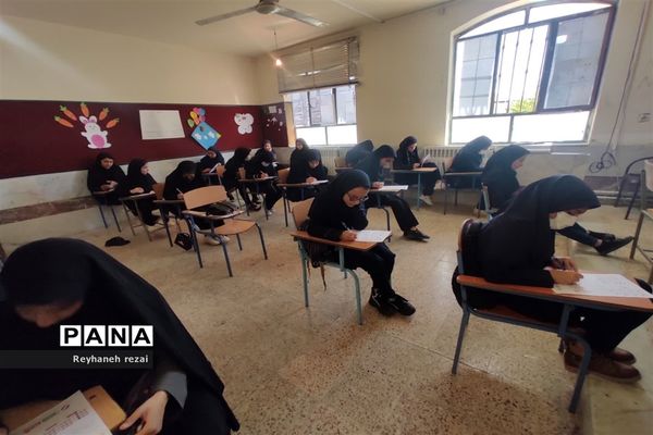 خروش دانش‌آموزان به حمایت از سخنان رهبری با حضور در مسابقات لیگ جت در سرچهان