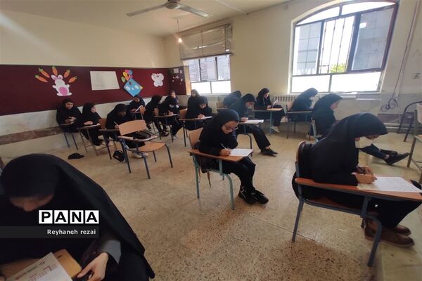 خروش دانش‌آموزان به حمایت از سخنان رهبری با حضور در مسابقات لیگ جت در سرچهان