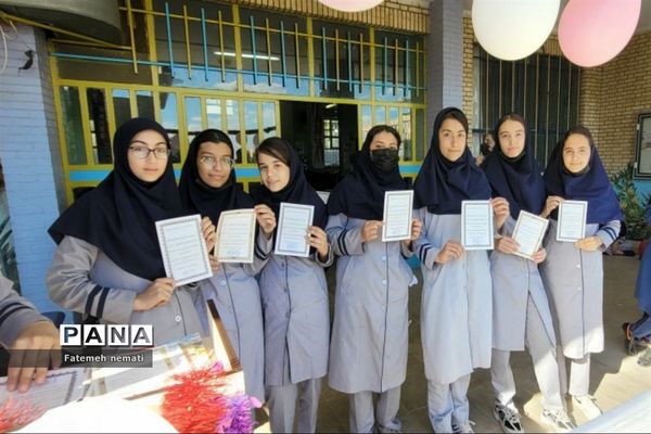 مراسم گرامیداشت هفته‌معلم و  تقدیر از دانش‌آموزان برتر مدرسه شایستگان ملارد