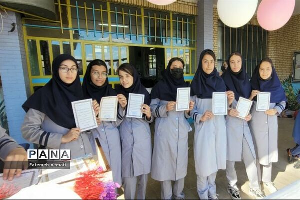 مراسم گرامیداشت هفته‌معلم و  تقدیر از دانش‌آموزان برتر مدرسه شایستگان ملارد