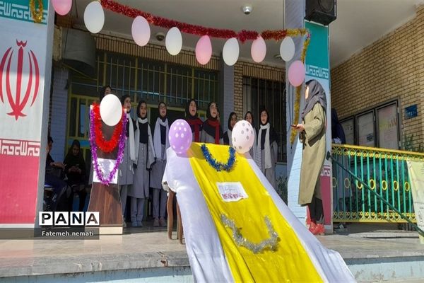 مراسم گرامیداشت هفته‌معلم و  تقدیر از دانش‌آموزان برتر مدرسه شایستگان ملارد