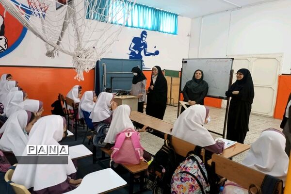 بازدید معاون آموزش ابتدایی شهر تهران از مدارس منطقه۱۸ شهر تهران