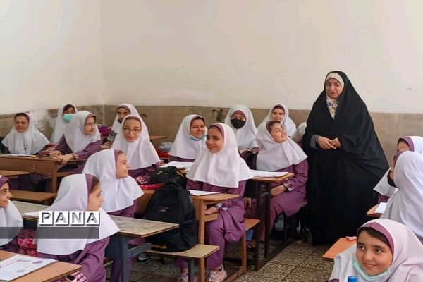 بازدید معاون آموزش ابتدایی شهر تهران از مدارس منطقه۱۸ شهر تهران