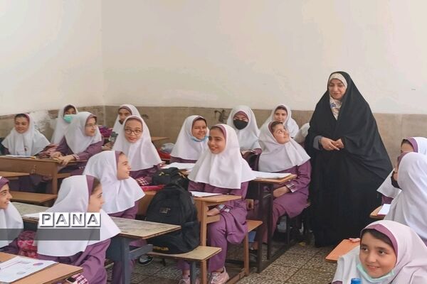 بازدید معاون آموزش ابتدایی شهر تهران از مدارس منطقه۱۸ شهر تهران