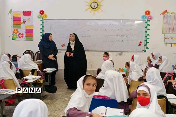 بازدید معاون آموزش ابتدایی شهر تهران از مدارس منطقه۱۸ شهر تهران