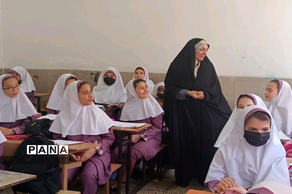 بازدید معاون آموزش ابتدایی شهر تهران از مدارس منطقه۱۸ شهر تهران