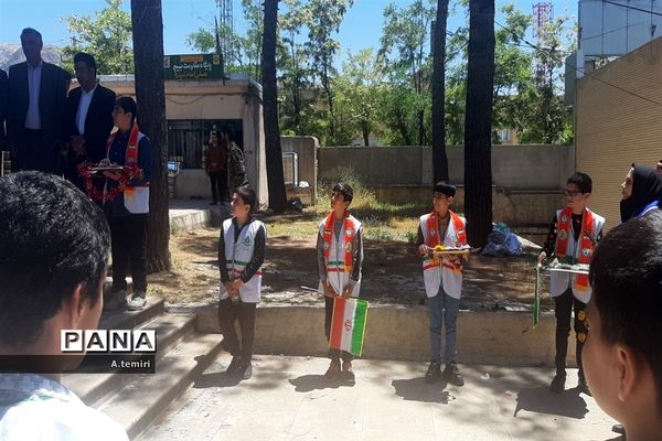 اهداء گل به معلمان  توسط  دانش‌آموزان پیشتاز کهگیلویه و بویراحمد