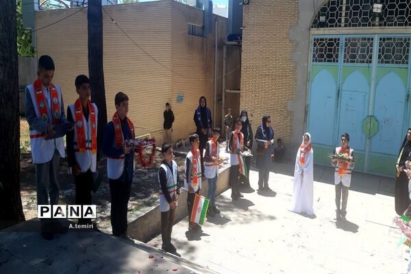 اهداء گل به معلمان  توسط  دانش‌آموزان پیشتاز کهگیلویه و بویراحمد