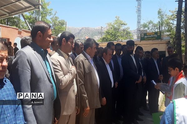 اهداء گل به معلمان  توسط  دانش‌آموزان پیشتاز کهگیلویه و بویراحمد