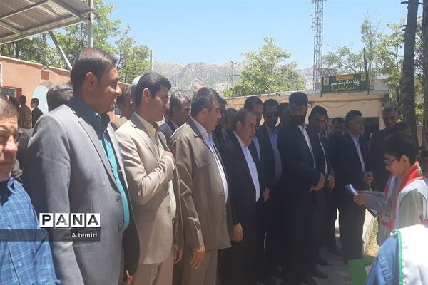اهداء گل به معلمان  توسط  دانش‌آموزان پیشتاز کهگیلویه و بویراحمد