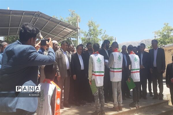 اهداء گل به معلمان  توسط  دانش‌آموزان پیشتاز کهگیلویه و بویراحمد
