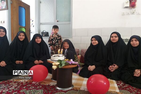 جشن تولد دانش‌آموزان بافقی در خانه مادر شهید