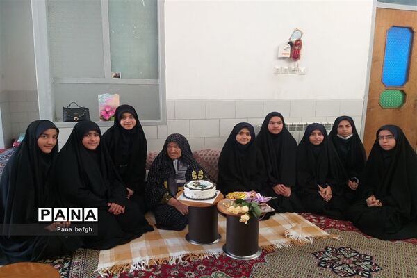 جشن تولد دانش‌آموزان بافقی در خانه مادر شهید