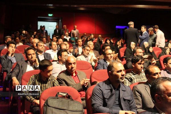 مراسم تقدیر از معلمان نمونه استانی و کشوری در قم