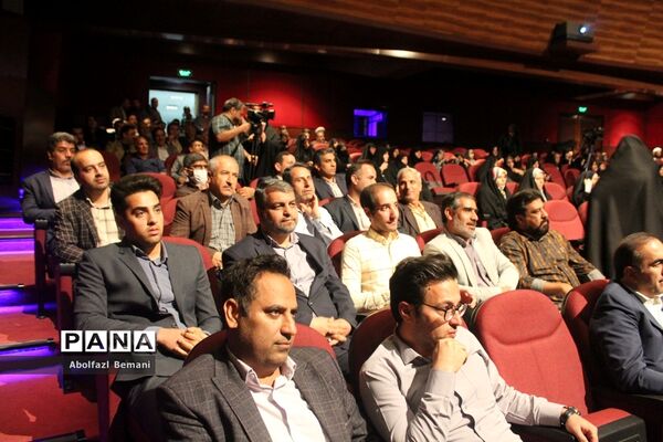 مراسم تقدیر از معلمان نمونه استانی و کشوری در قم