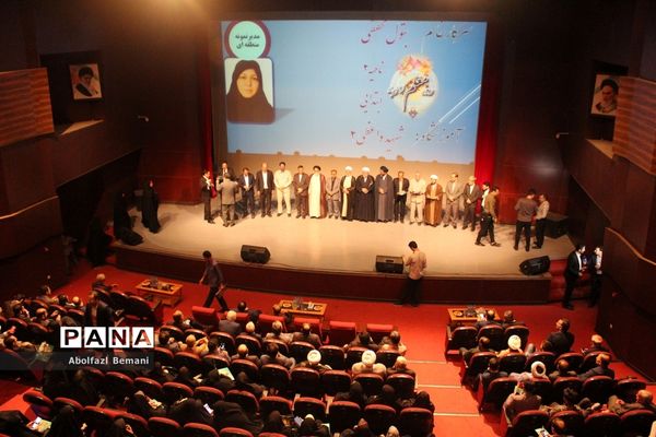 مراسم تقدیر از معلمان نمونه استانی و کشوری در قم