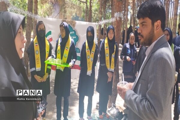 بازدید رئیس سازمان دانش‌آموزی فارس از اردوی تشکیلاتی دانش‌آموزان پیشتاز ناحیه چهار