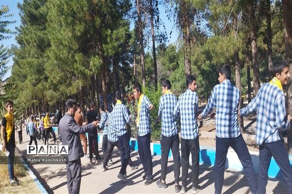 بازدید رئیس سازمان دانش‌آموزی فارس از اردوی تشکیلاتی دانش‌آموزان پیشتاز ناحیه چهار