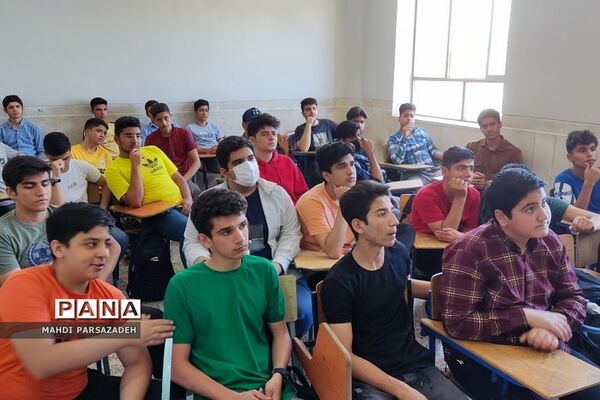 برگزاری دوره آموزش آشنایی با سلاح درس آمادگی‌دفاعی در مدارس‌فشافویه