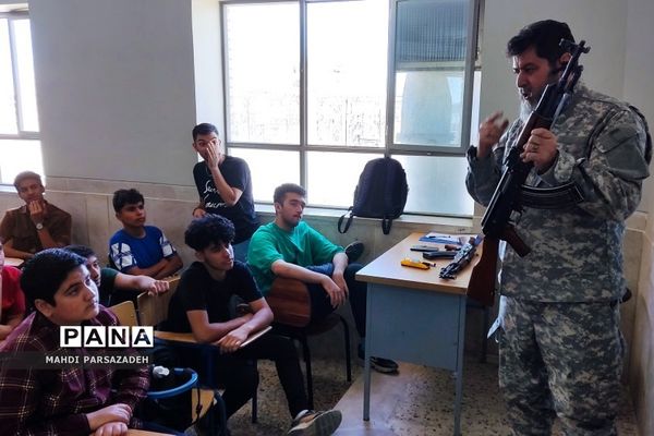 برگزاری دوره آموزش آشنایی با سلاح درس آمادگی‌دفاعی در مدارس‌فشافویه